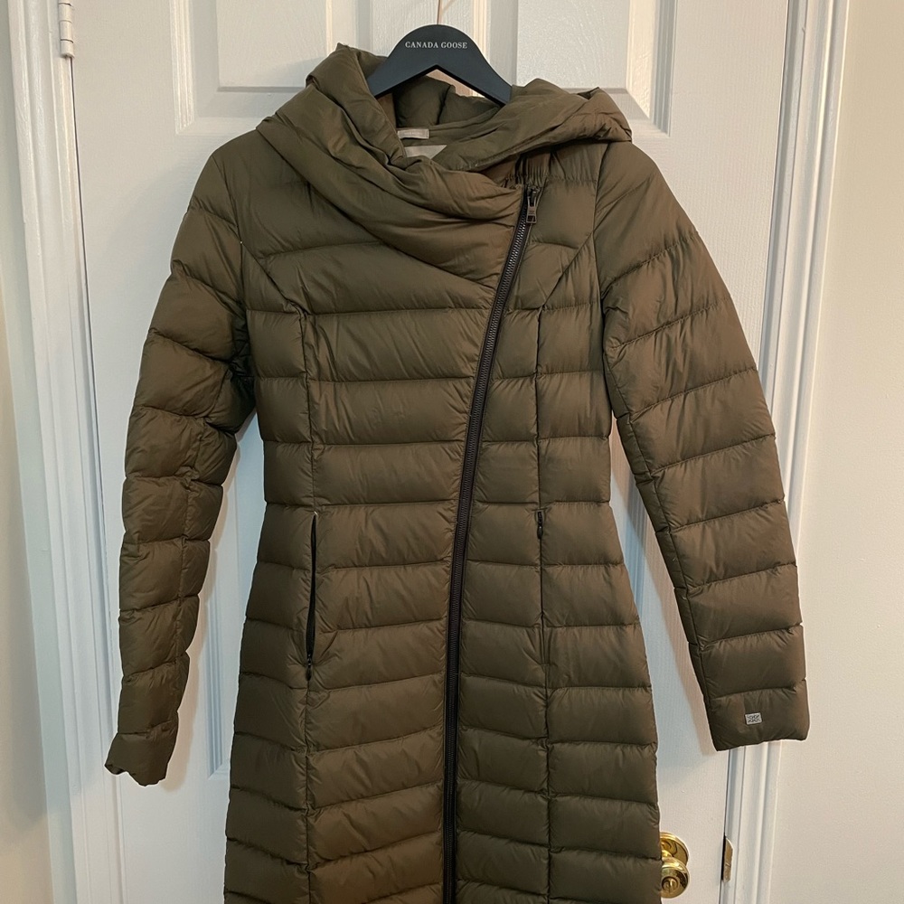 Lightweight down coat with asymmetrical closure in army green colour.